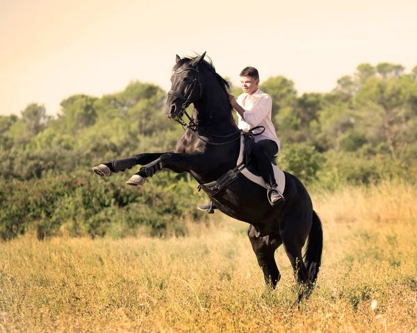 Jazda Nastolatek Trening Jej Czarny Koń — Zdjęcie stockowe
