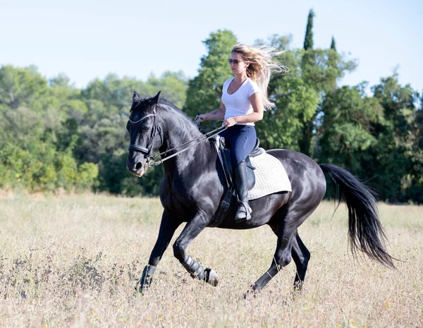 Berijden Meisje Zijn Het Trainen Van Haar Zwart Paard — Stockfoto