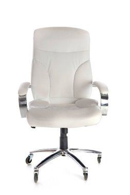 Beyaz arkaplan önünde masa sandalyesi