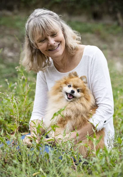 Νεαρή Pomeranian Και Γυναίκα Εικόνα Στη Φύση Φθινόπωρο — Φωτογραφία Αρχείου