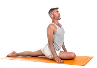 Adam ve hatha yoga asana beyaz arkaplan önünde