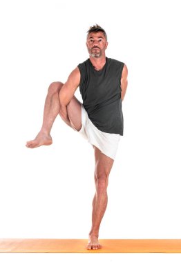Adam ve hatha yoga asana beyaz arkaplan önünde
