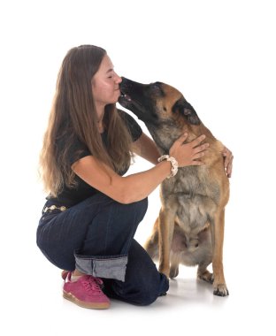 Beyaz arka planda Belçikalı çoban ve kadın