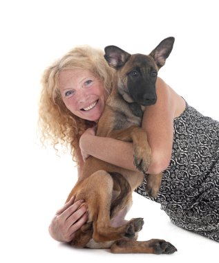 Beyaz arka planda Belçikalı çoban ve kız