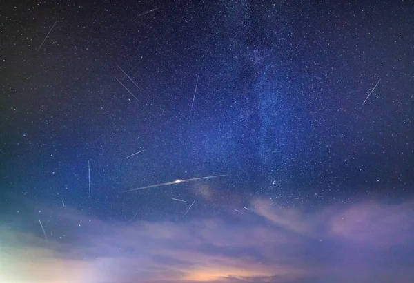 Niebo Pełne Spadających Gwiazd Podczas Deszczu Perseid 2018 Nad Mgiebah — Zdjęcie stockowe