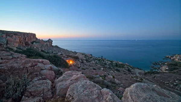 Tábortűz Napnyugta Után Selmun Sziklás Partjainál Máltán — Stock Fotó