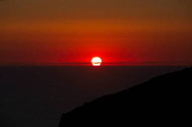 Malta 'daki Dingli Kayalıkları' nda sakin Akdeniz sularında güzel bir günbatımı