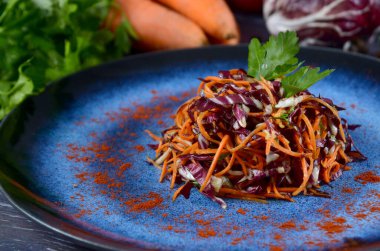 Taze lahana, kurutulmuş domates, marul, vişneli domates ve taze soğanlı salata. Sembolik görüntü. Lezzetli ve sağlıklı bir aperatif..