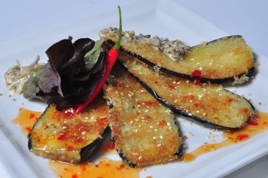 Patlıcan (patlıcan) ve taze rendelenmiş sarımsak ve maydanoz