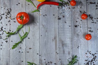 Restoran ahşap masa, yemek malzemeleri, üst görünüm çerçeve tarzı.