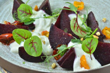 Peynir kremalı pancar salatası.