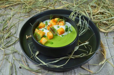 Brokoli kremalı çorba ve malzemeler masada.