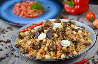 Pirinç pilavı et havucu ve ahşap zemin üzerinde soğan içerikli.