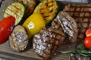 Tahta üzerinde sebzeli biftek yakın plan.