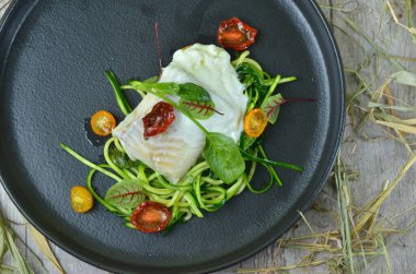 Köy arka planında sebzeli somon fileto.