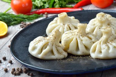 Khinkali mavi tabakta pişti.