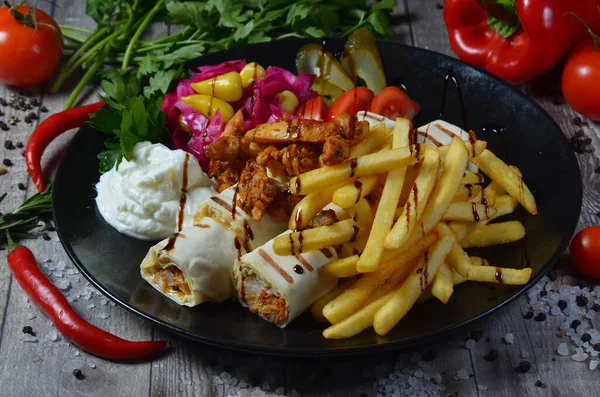 Hústál Grillezett Kebab Hús Grillezett Zöldségekkel Hasábburgonya — Stock Fotó