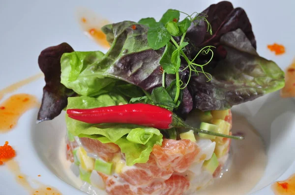 Świeżość Salmon Salad Podawane Białym Talerzu — Zdjęcie stockowe