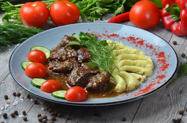 Carne Vaca Cozida Com Batatas Cenouras Especiarias Fundo Com Ingredientes — Fotografia de Stock