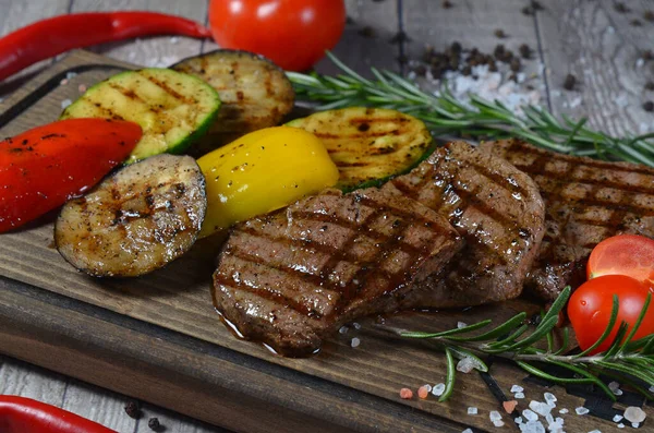 Bife Carne Com Legumes Placa Madeira Closeup — Fotografia de Stock