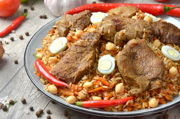 Arroz Pilaf Con Zanahoria Carne Cebolla Sobre Fondo Madera Con — Foto de Stock