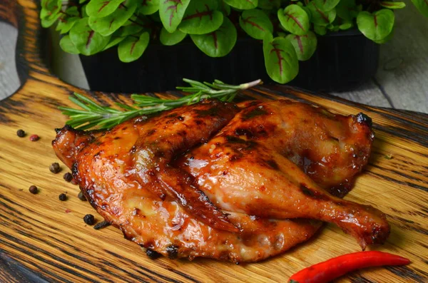 Pieczony Kurczak Przyprawiony Ziołami Grillowany Kurczak Tabaka Sosem Drewnianym Talerzu — Zdjęcie stockowe