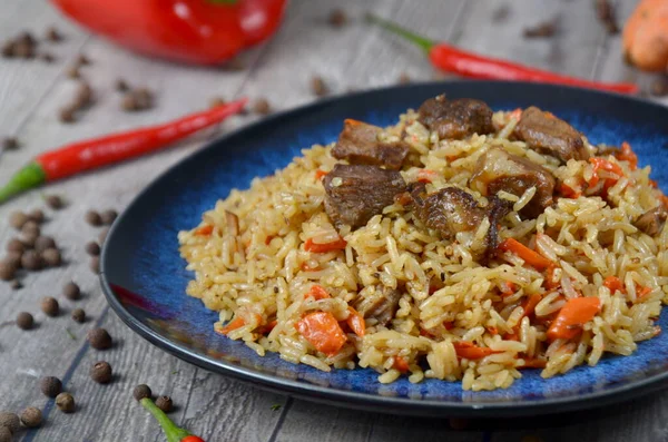 Arroz Pilaf Con Zanahoria Carne Cebolla Sobre Fondo Madera Con —  Fotos de Stock