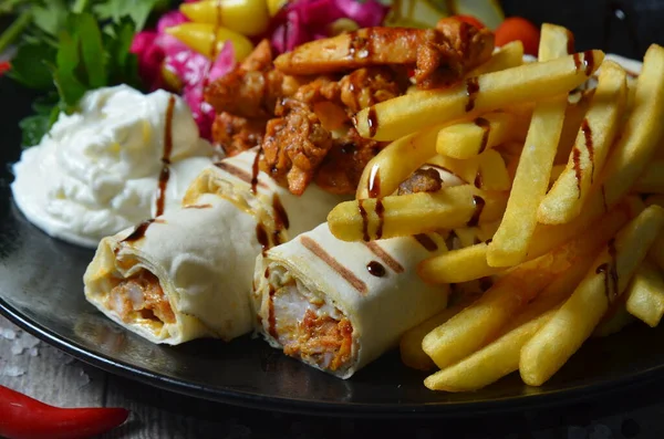 Hústál Grillezett Kebab Hús Grillezett Zöldségekkel Hasábburgonya — Stock Fotó