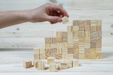 İşadamı bir piramit boş tahta küpleri ile yapma