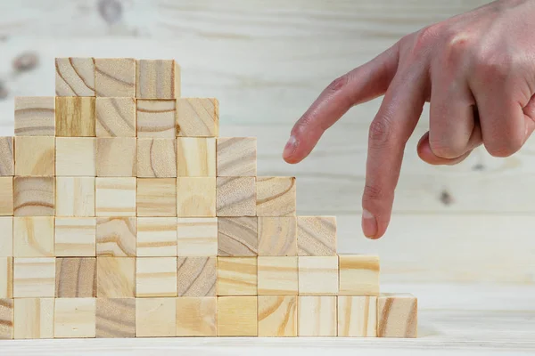 Zakenman maken van een piramide met lege houten kubussen — Stockfoto