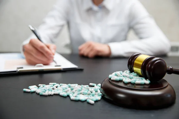 Concepto de ley de medicina. Jueces martillo con pastillas de cerca — Foto de Stock