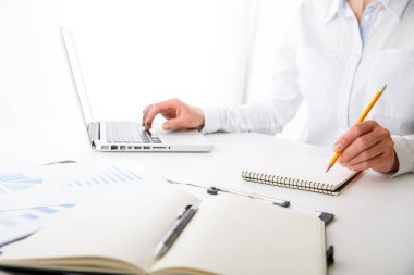 İki iş arkadaşı ofis masası ve aygıt üzerinde yeni plan finansal grafik verilerini tartışıyor