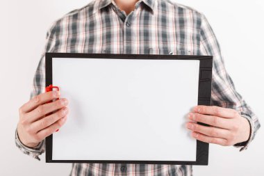 İş adamı boş Pano tutan takım elbiseli