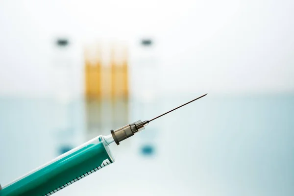 Tratamiento de inyección hipodérmica vial de vacuna médica atención de la enfermedad en el hospital y enfermedad de prevención . —  Fotos de Stock
