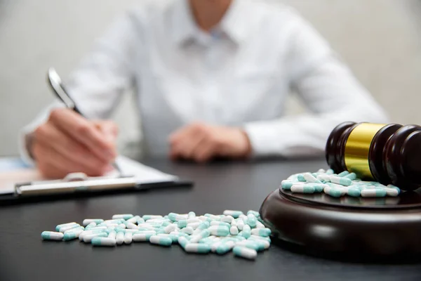 Concepto de ley de medicina. Jueces martillo con pastillas — Foto de Stock