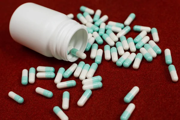 Verschiedene Pillen, Tabletten und Kapseln der pharmazeutischen Medizin — Stockfoto