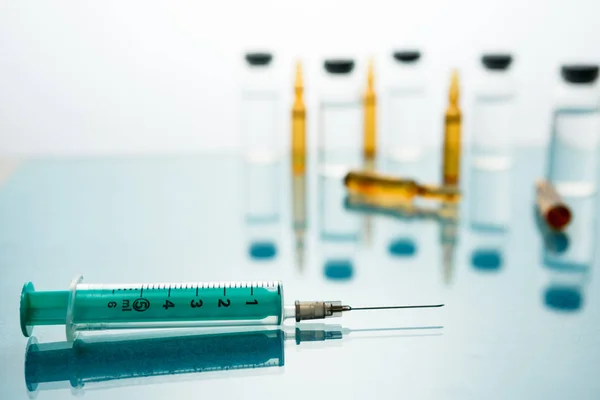 Medische vaccin flesje hypodermische injectie behandeling ziekte van zorg in het ziekenhuis en preventie ziekten. — Stockfoto