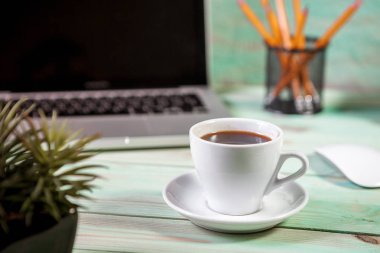 Dijital tablet ve eski ahşap masa üzerinde kahve. Basit çalışma alanı veya sabah kahve molası