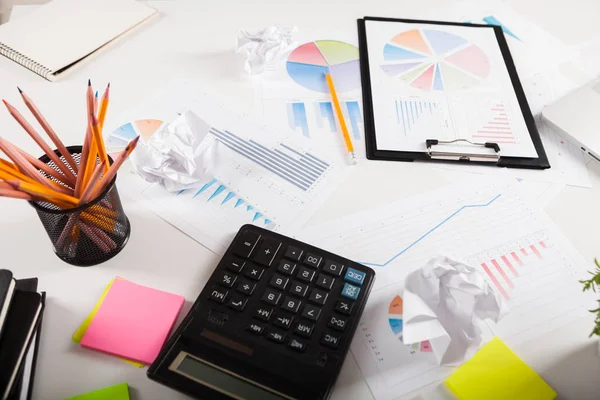 Grafikler ve kağıt üzerinde tablodaki sayılar fotoğraf diyagramları