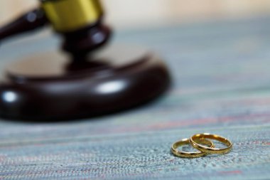 Portre alyans masada tahta çekiç üzerinde