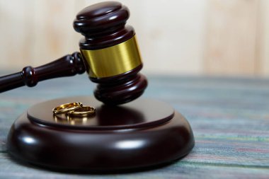 Portre alyans masada tahta çekiç üzerinde