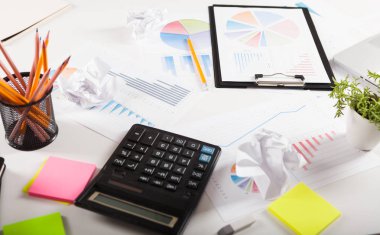 Grafikler ve kağıt üzerinde tablodaki sayılar fotoğraf diyagramları