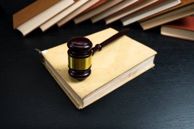 Tokmak yanında yığın kitap yargıç