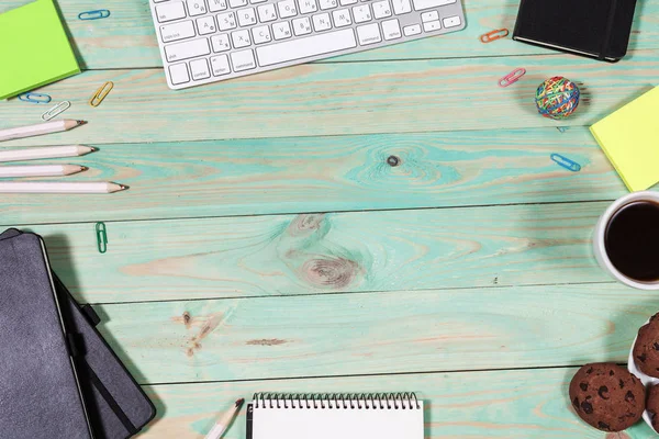Office bord skrivbord med uppsättning färgglada leveranser — Stockfoto