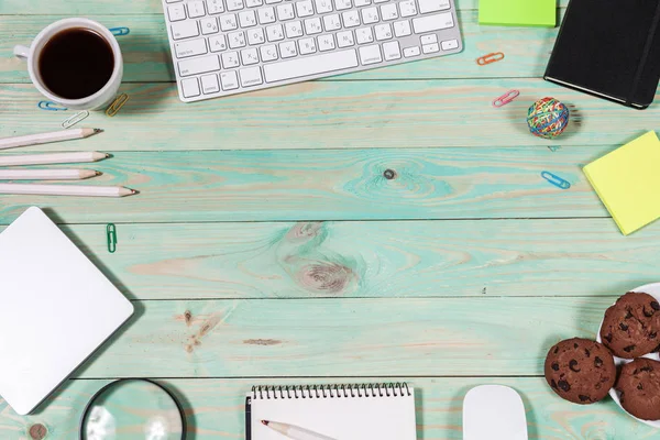 Ofis tablo Masası ile renkli malzeme koymak