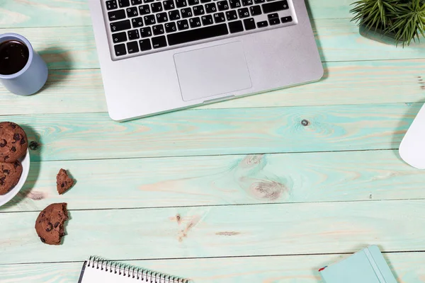 Ofis tablo Masası ile renkli malzeme koymak