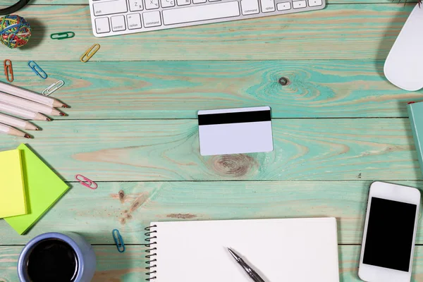 Mesa de escritório com laptop. Conceito de compras online . — Fotografia de Stock