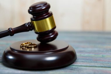 Portre alyans masada tahta çekiç üzerinde