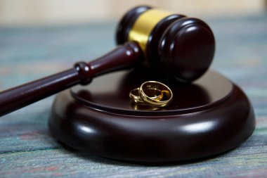 Portre alyans masada tahta çekiç üzerinde