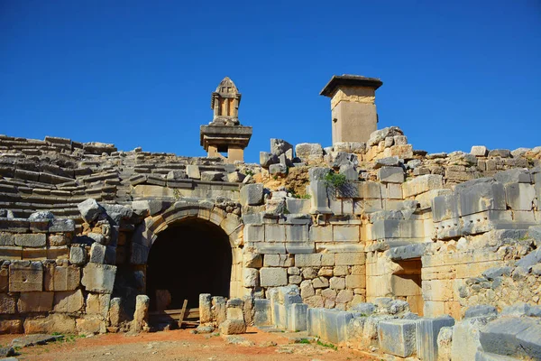 哈比陵墓纪念碑与圆形剧场的一部分 古色古香的古代 Xanthos 联合国教科文组织世界遗产 土耳其 — 图库照片